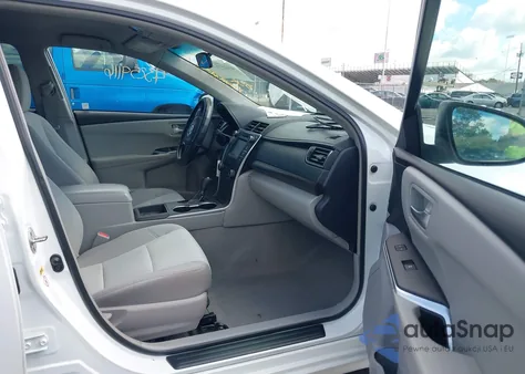 2015 Toyota Camry Le z USA, uszkodzony, nr VIN 4T1BF1FK6FU071111